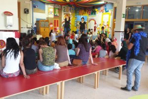 La guardería Alcazaba fue el lugar elegido para la representación de un teatro para los más pequeños del barrio de El Puche durante estas jornadas.