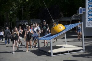 La boya almeriense en su ubicación temporal en Madrid.