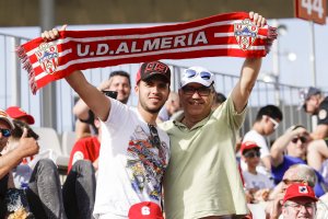 Con la bufanda del Almería.