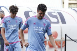 Los jugadores del Mirandés lloran el descenso. Su afición lo sufre.