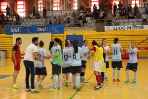 Jugadoras celestes aplaudiendo al público tras el último partido liguero.
