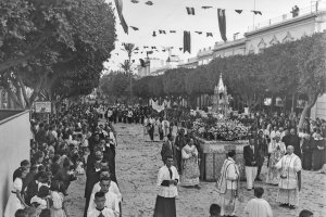Procesión del Corpus subiendo por el Paseo de Almería, en los primeros años de la posguerra.