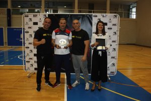 La directiva del César con la diputada Angeles Martínez.