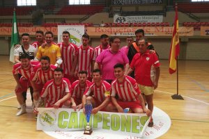 Los rojiblancos son campeones y posan con el concejal José Juan Rubí.