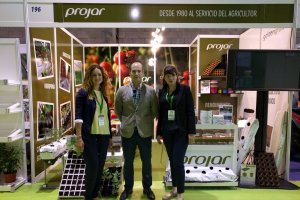 De izquierda a derecha Miriam Carretero, responsable de comunicación de Grupo Projar, Miguel Tapia, responsable comercial de la zona de Almería y Ara