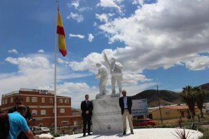 Inauguración de una rotonda objeto de investigación en una de las piezas.