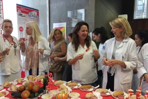 Personal del CARE Nicolás Salmerón en el desayuno saludable organizado por Salud.