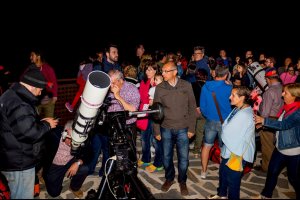 Participantes en las jornadas, junto al telescopio de la Asociación Orión.