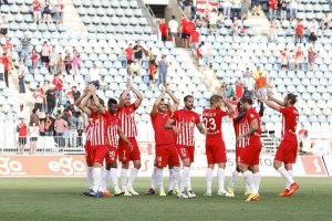 Los jugadores del Almería aplauden a sus aficionados.