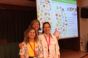 De izquierda a derecha, María del Mar Bautista, maestra de la Escuela Hospitalaria, María Dolores del Pino, presidenta de la SEN e Inmaculada Poveda,