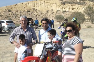 Ismael Torres, alcalde de Huércal, con Juan Ibáñez, la viuda y los hijos de Cholo.