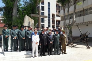 Foto de familia de autoridades, mandos y agentes premiados junto al monumento a los caídos, en el patio de armas de la Comandancia de Almería