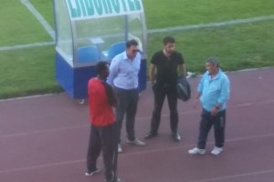 Pierre Mevy junto a Pedro Nogueira y varios colaboradores del club.