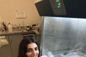 María José  Figueroa fotografiada en el laboratorio del CUAM donde hace prácticas.