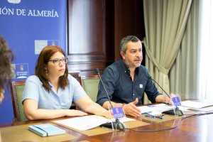 Los diputados  socialistas Ángeles Castillo y Juan Antonio Lorenzo.