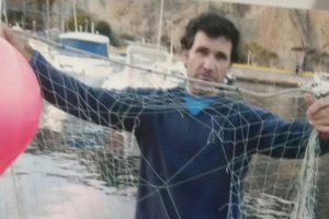 Un pescador del Cabo de Gata muestra la avería en la red.