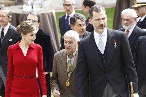 Juan Goytisolo en el acto de entrega del Premio Cervantes con los reyes de España.