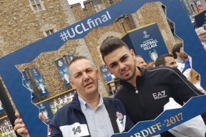 Pascual Díaz con su hijo Francisco en Cardiff.