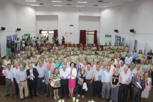 Los homenajeados jubilados de la Delegación de Medio Ambiente junto a la delegada de Gobierno, el delegado de Medio Ambiente, el coordinador provinci