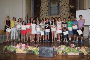 Los jóvenes escritores con sus diplomas durante el acto celebrado en Vera.
