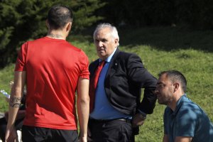 Alfonso García con Raúl Lozano hablando con Fran Vélez.