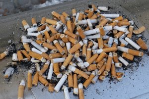 Decenas de colillas.
