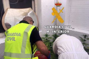 La Guardia Civil en el interior de la vivienda.