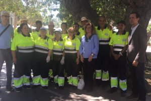 Participantes en el programa de empleo con el delegado y la concejala.