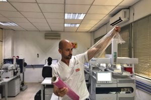 Un profesional de Alhóndiga La Unión enseña el film de plástico creado a partir de restos vegetales.