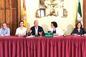 El delegado de Fomento y Vivienda explica las nuevas ayudas a los alcaldes de la provincia.