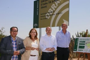 Alcaldesa y delegado,  en el centro, ayer en la zona donde irá la EDAR de El Cautivo.