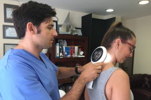 José Luis Martínez Amo revisa los lunares de una paciente en su consulta.