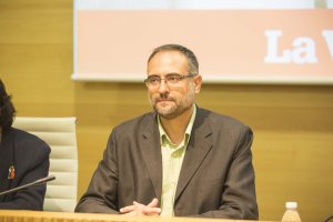 Juan Herrezuelo durante un acto literario.