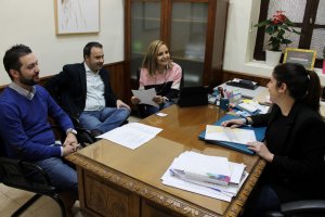 La edil de Promoción Económica (sentada, a la derecha), en una reunión reciente con jóvenes empresarios.