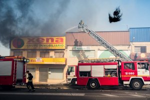 Labores de extinción en el polígono afectado.