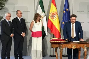 Rodrigo Sánchez jura su nuevo cargo.