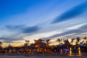 El beach club Maraú, situado en la playa Puerto Rey del municipio de Vera, ofrece vistas magníficas al mar.