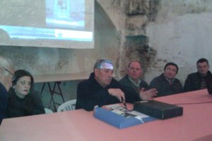 Llamas flanqueado por los ediles condenados Carmen Gambeta y Gaspar Masegosa.