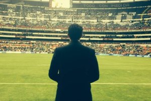 Pierre Mevy de espaldas en un terreno de juego.