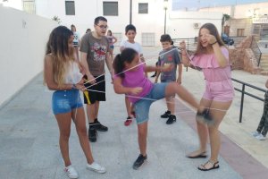 Jóvenes turreros jugando al elástico el pasado viernes en la Fuente Morisca.