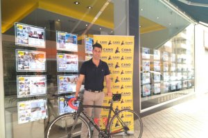 Jesús Cano con su máquina en la Inmobiliaria.