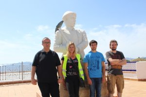 Los estudiantes Thomas Pesenti y Quentin Brunsmann en el monumento al minero de Bédar.