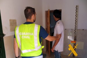 Agente y acusado tras la detención. Foto Guardia Civil