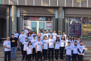 Foto de familia de la formación musical en las puertas de Clasijazz, en Almería.