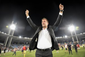 Ramis celebrando la permanencia.