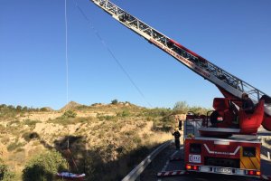 Bomberos del Levante rescatan el cuerpo del conductor fallecido tras caer por un terraplén.