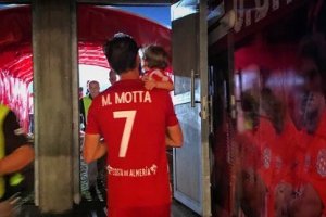 Marco Motta en el túnel de vestuarios.