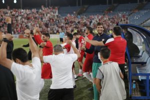 Julián celebrando la permanencia.