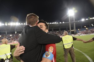 Ximo Navarro se abraza a Ramis.