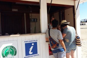 Turistas informándose en uno de los puntos municipales.